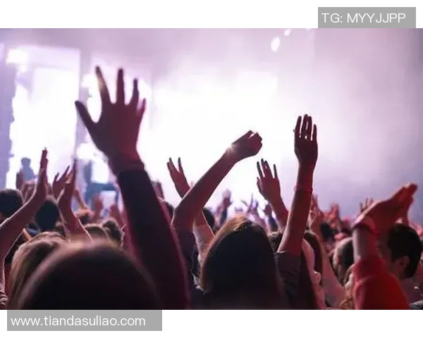 日本足球宝贝激情四溢现场脱衣秀引发热议观众疯狂欢呼