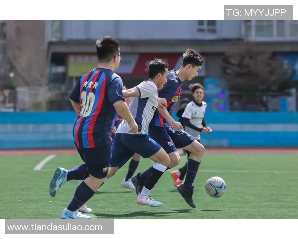 足球哨牙的魅力与挑战探讨如何在赛场上保持公平与激情 足球哨牙的魅力与挑战探讨如何在赛场上保持公平与激情